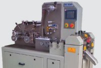 Embaladora MK1000 embala até mil pacotes de chicletes e balas mastigáveis por minuto.