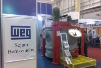 Equipamento da Mecaltec com motor WEG, exposto em feira do setor