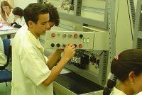 El CENTROWEG ofrece cursos técnicos de mecánica, herramientas, electrónica, electrotécnica y química.