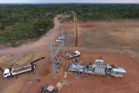 La subestación móvil Zest Energy en posición in situ, conectada a la red eléctrica de SNEL. La fotografía muestra los preparativos para la puesta en marcha en caliente y la activación en curso.